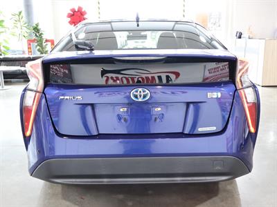 2015 Toyota Prius - Thumbnail