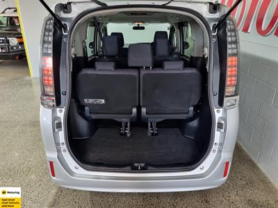 2014 Toyota Voxy - Thumbnail