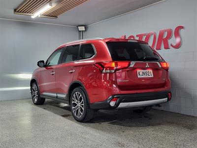 2017 Mitsubishi Outlander - Thumbnail