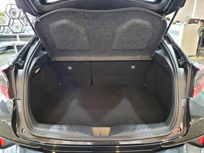 2017 Toyota C-HR - Thumbnail