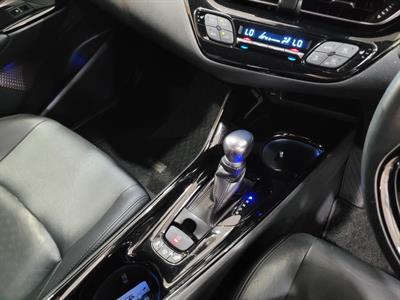 2017 Toyota C-HR - Thumbnail