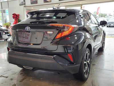 2017 Toyota C-HR - Thumbnail