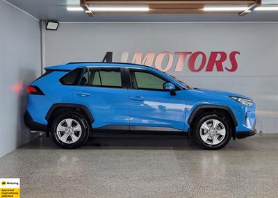 2020 Toyota RAV4 - Thumbnail