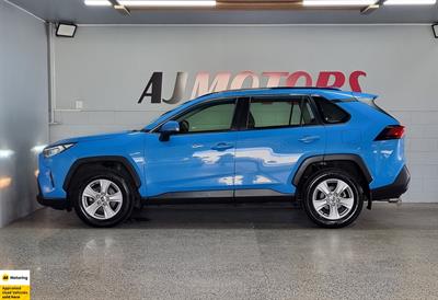 2020 Toyota RAV4 - Thumbnail