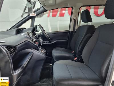 2016 Toyota Voxy - Thumbnail