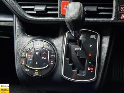 2016 Toyota Voxy - Thumbnail