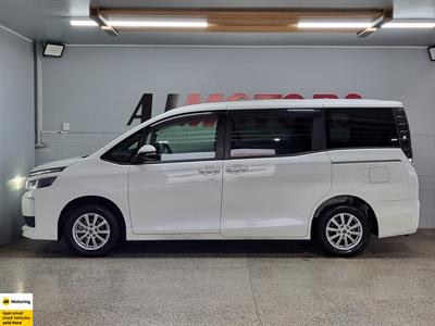 2016 Toyota Voxy - Thumbnail