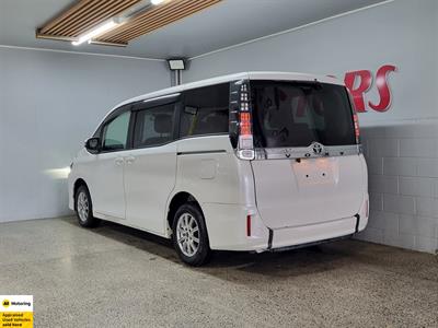2016 Toyota Voxy - Thumbnail