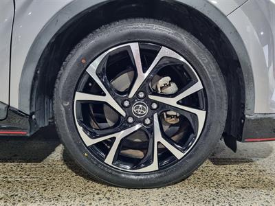 2017 Toyota C-HR - Thumbnail