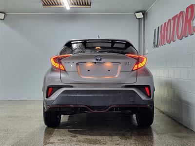 2017 Toyota C-HR - Thumbnail