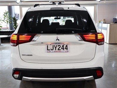 2018 Mitsubishi Outlander - Thumbnail