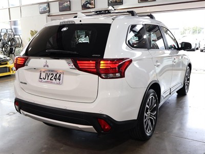 2018 Mitsubishi Outlander - Thumbnail