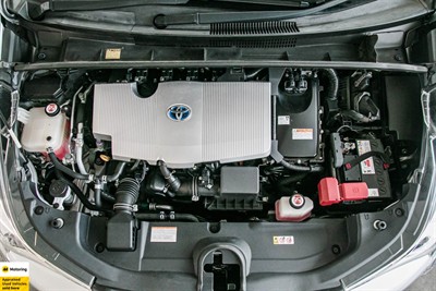 2017 Toyota Prius - Thumbnail