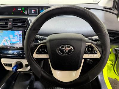 2016 Toyota Prius - Thumbnail