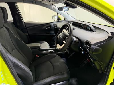 2016 Toyota Prius - Thumbnail