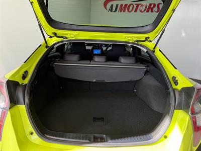 2016 Toyota Prius - Thumbnail