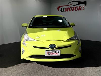 2016 Toyota Prius - Thumbnail