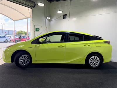 2016 Toyota Prius - Thumbnail