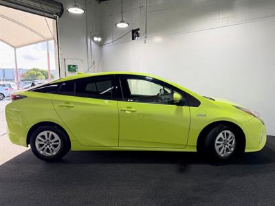 2016 Toyota Prius - Thumbnail