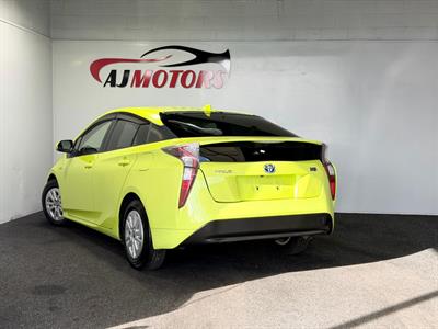 2016 Toyota Prius - Thumbnail
