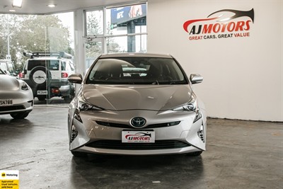 2017 Toyota Prius - Thumbnail