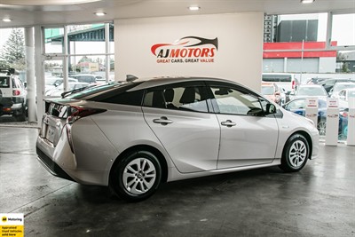 2017 Toyota Prius - Thumbnail