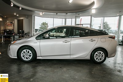 2017 Toyota Prius - Thumbnail