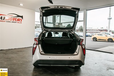 2017 Toyota Prius - Thumbnail