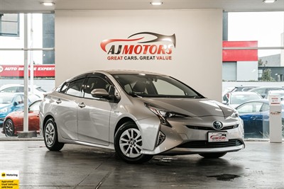 2017 Toyota Prius - Thumbnail