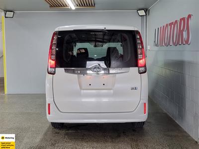 2015 Toyota Noah - Thumbnail