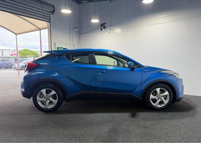 2017 Toyota C-HR - Thumbnail