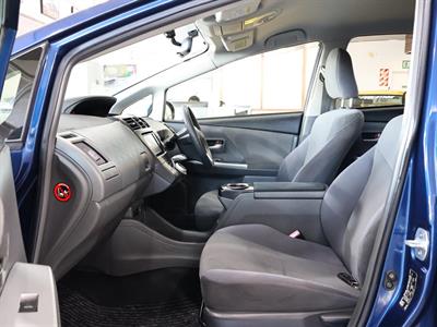 2012 Toyota Prius Alpha - Thumbnail