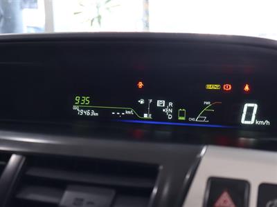 2012 Toyota Prius Alpha - Thumbnail