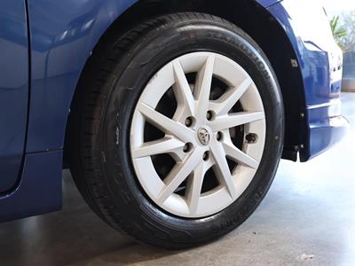 2012 Toyota Prius Alpha - Thumbnail