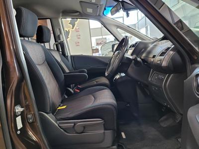 2015 Nissan Serena - Thumbnail