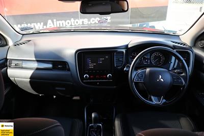 2022 Mitsubishi Outlander - Thumbnail