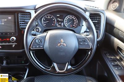 2022 Mitsubishi Outlander - Thumbnail