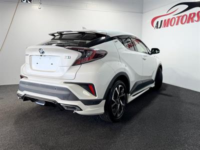 2017 Toyota C-HR - Thumbnail