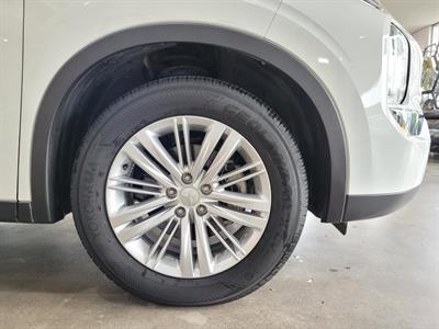 2024 Mitsubishi Outlander - Thumbnail