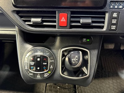 2015 Toyota Noah - Thumbnail