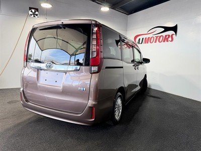 2015 Toyota Noah - Thumbnail