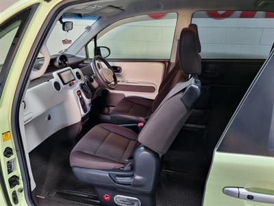 2015 Toyota Porte - Thumbnail
