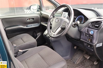 2014 Toyota Voxy - Thumbnail