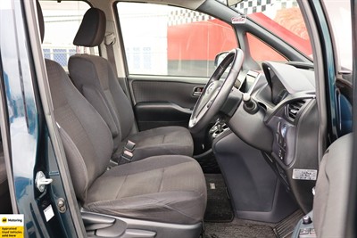 2014 Toyota Voxy - Thumbnail