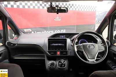 2014 Toyota Voxy - Thumbnail