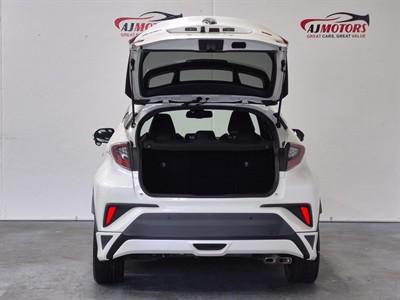 2017 Toyota C-HR - Thumbnail