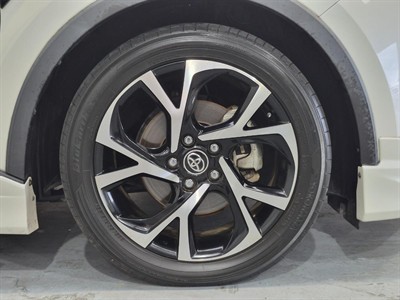 2017 Toyota C-HR - Thumbnail