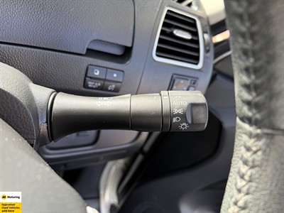 2015 Nissan Serena - Thumbnail