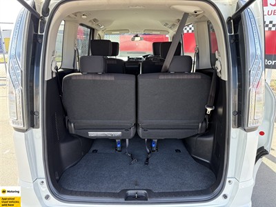 2015 Nissan Serena - Thumbnail