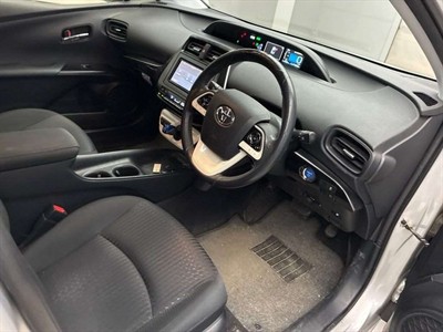 2016 Toyota Prius - Thumbnail